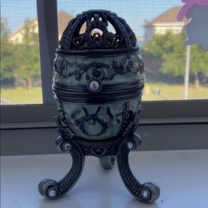 This plays music. Old ballet music.